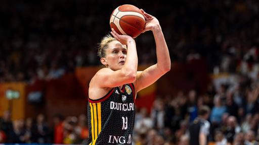 Leonie Fiebich wirft den Ball