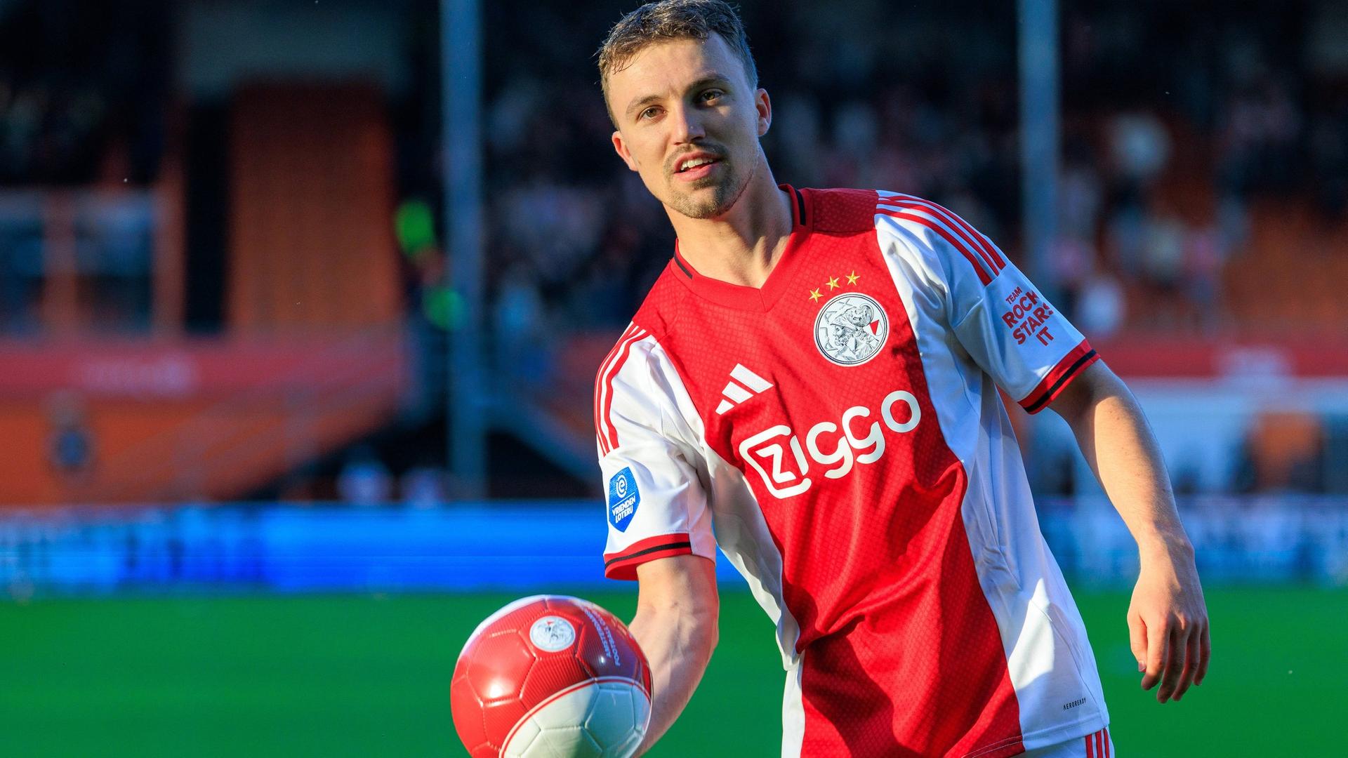 Der niederländische Fußball-Profi von Ajax Amsterdam Youri Regeer hält lächelnd einen Ball in der Hand. | Imago | Orange Pictures