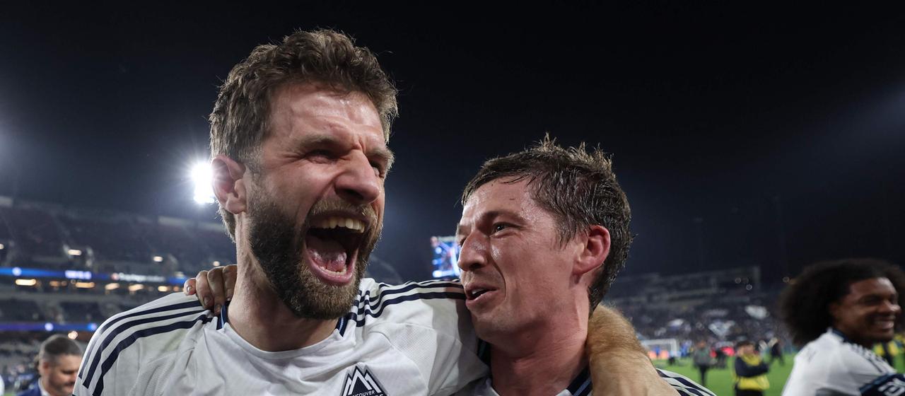 Thomas Müller (l.) jubelt mit Ryan Gauld