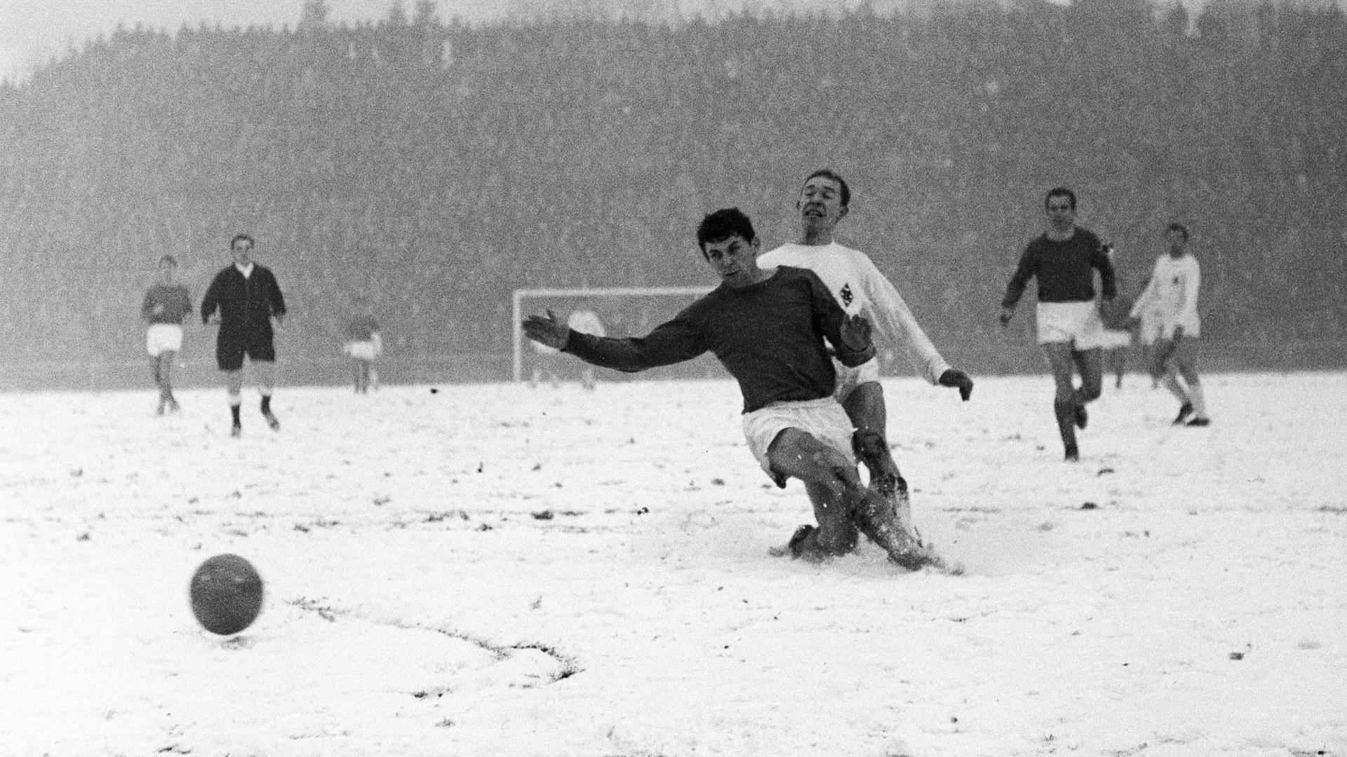 Borussia Mönchengladbach gewinnt auf dem Böckelberg in einem Schneespektatkel 11:0 gegen Schalke 04 in der Saison 1966/67 | ddp / United Archives