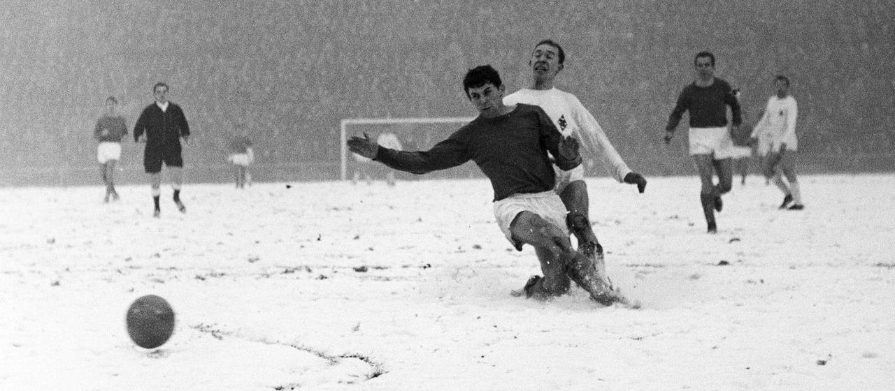 Borussia Mönchengladbach gewinnt auf dem Böckelberg in einem Schneespektatkel 11:0 gegen Schalke 04 in der Saison 1966/67