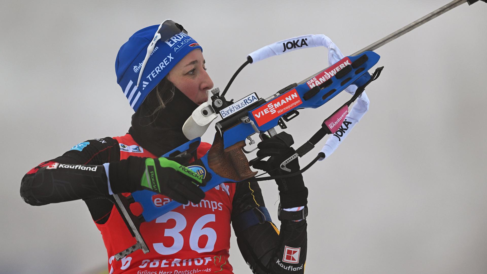 Die Biathletin Franziska PreuÃ (Deutschland) am SchieÃstand. | Hendrik Schmidt/dpa