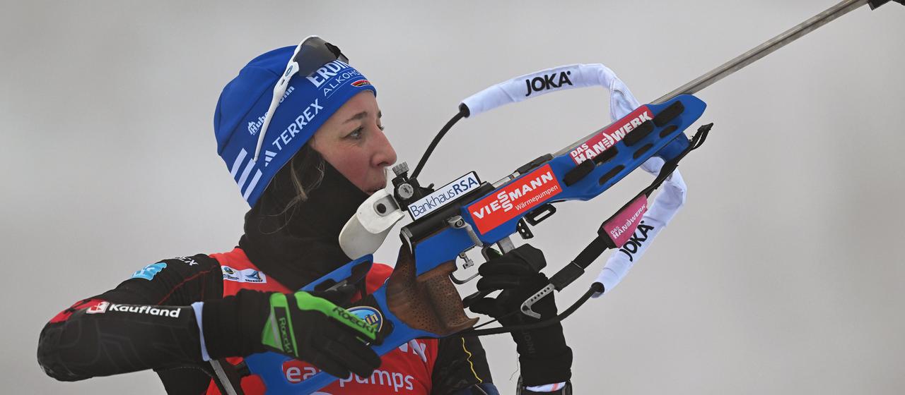 Die Biathletin Franziska Preuß (Deutschland) am Schießstand.