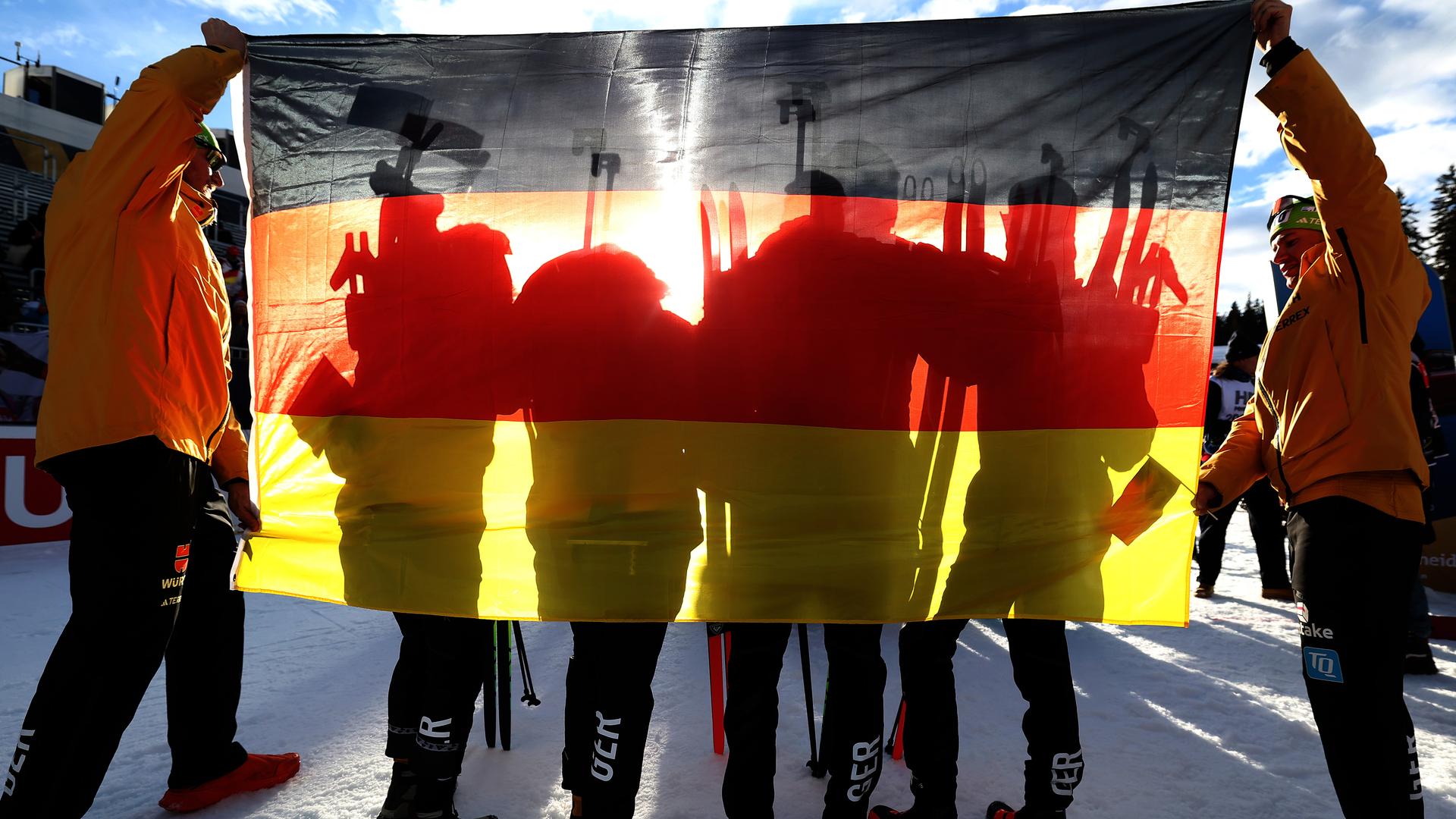 Selina Grotian, Franziska PreuÃ, Philipp Nawrath und Justus Strelow posen vor der deutschen Flagge. | Getty Images/Alexander Hassenstein