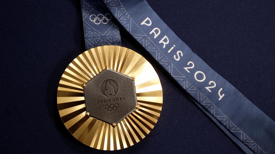 Eine Goldmedaille wird sehr unterschiedlich belohnt | REUTERS/Benoit Tessier Goldmedaille der Olympischen Spiele mit Schriftzug auf dem Band "Paris 2024"