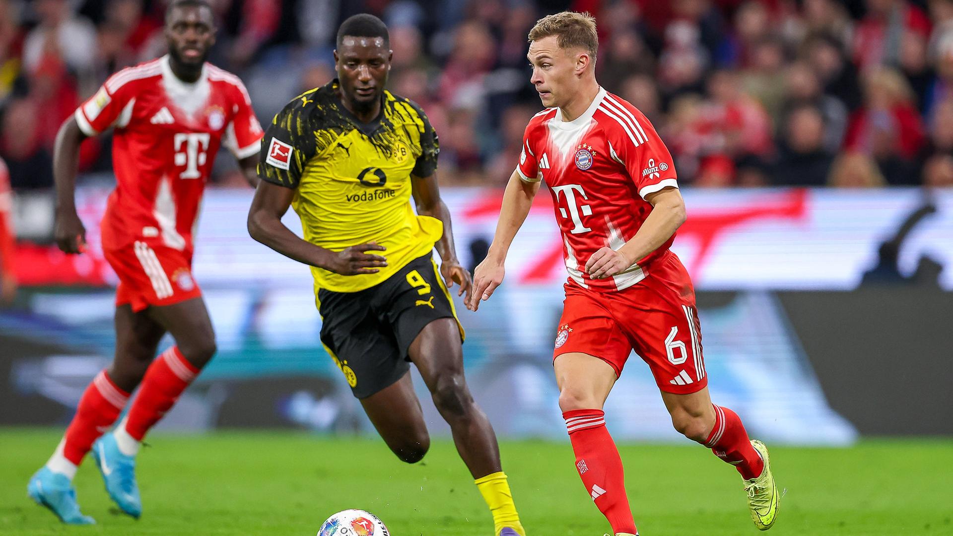 Bayerns Joshua Kimmich wird von Serhou Guirassy vom BVB verfolgt | IMAGO/Maximilian Koch
