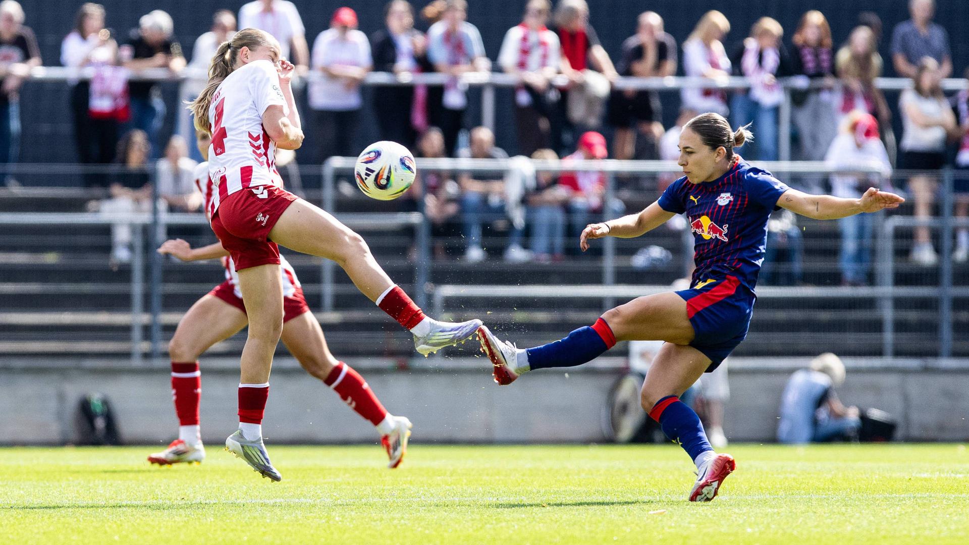 Carlotta Imping blockt den Ball von Gina Chmielinski | IMAGO/BEAUTIFUL SPORTS/Buriakov
