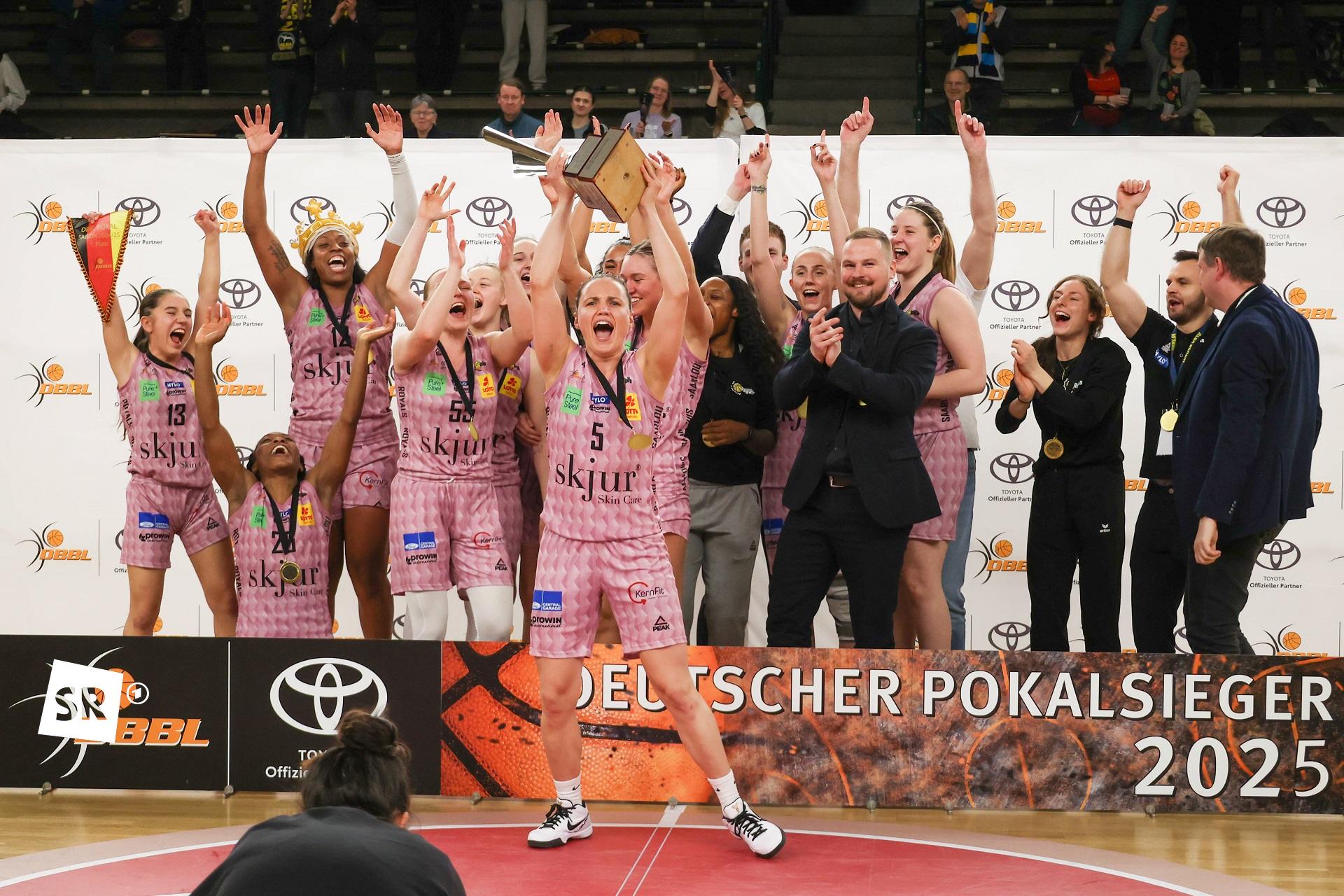 Die Saarlouis Royals jubeln über den Gewinn des Deutschen Basketball Pokals