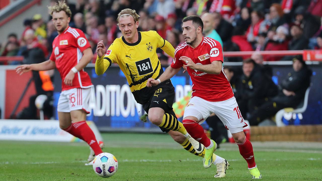 Fußballprofi Josip Juranovic (r.) von Union Berlin im Bundesliga-Spiel gegen Borussia Dortmund mit Julian Brandt | imago/Behrendt