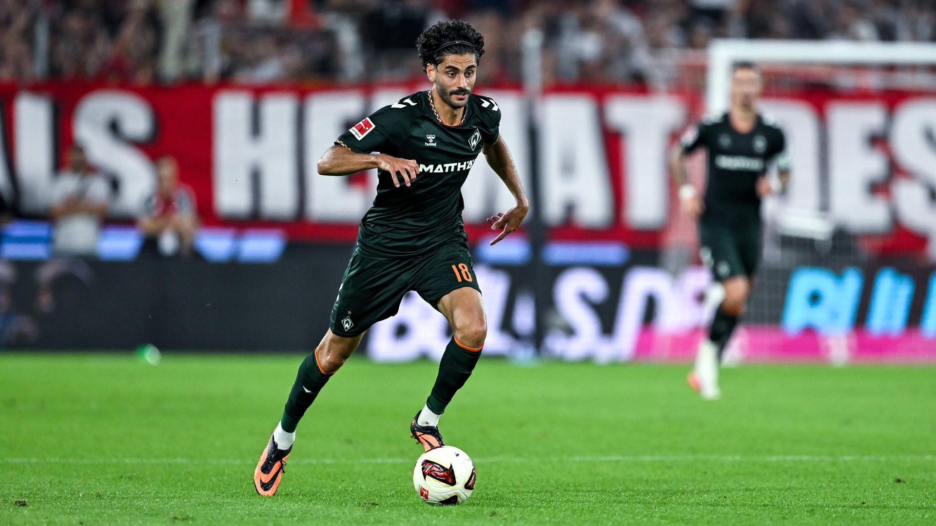 Eren Dinkci dribbelt mit dem Ball am Fuß. | Imago | Nordphoto