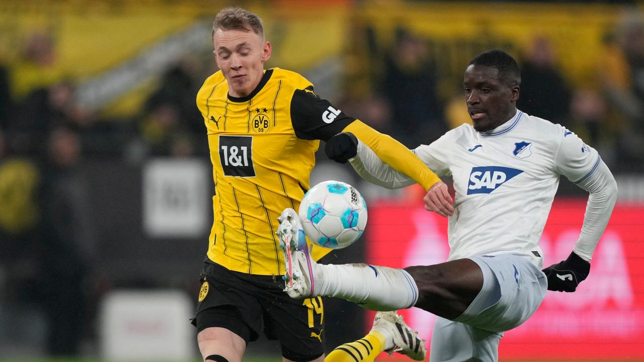 Dortmunds Maximilian Beier (l.) gegen Hoffenheims Stanley Nsoki | AP Photo/Martin Meissner