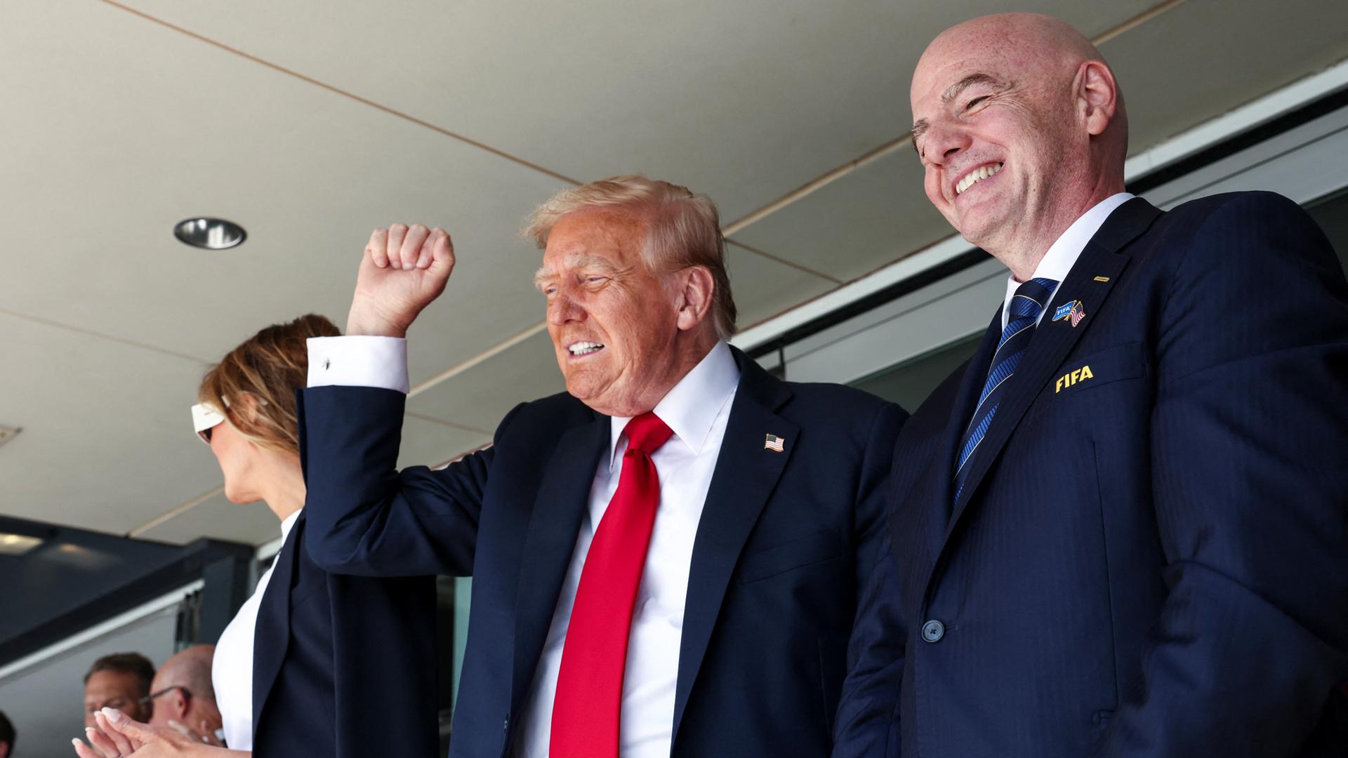 US-PrÃ¤sident Donald Trump mit FIFA-PrÃ¤sident Gianni Infantino | REUTERS/Kevin Lamarque