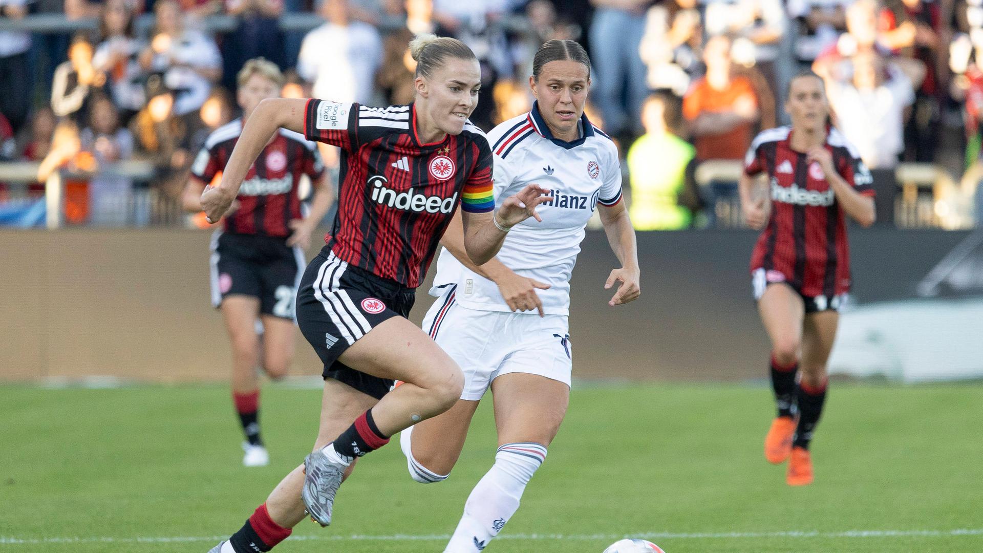 Laura Freigang (links) und Klara BÃ¼hl im Laufduell | IMAGO / Beautiful Sports