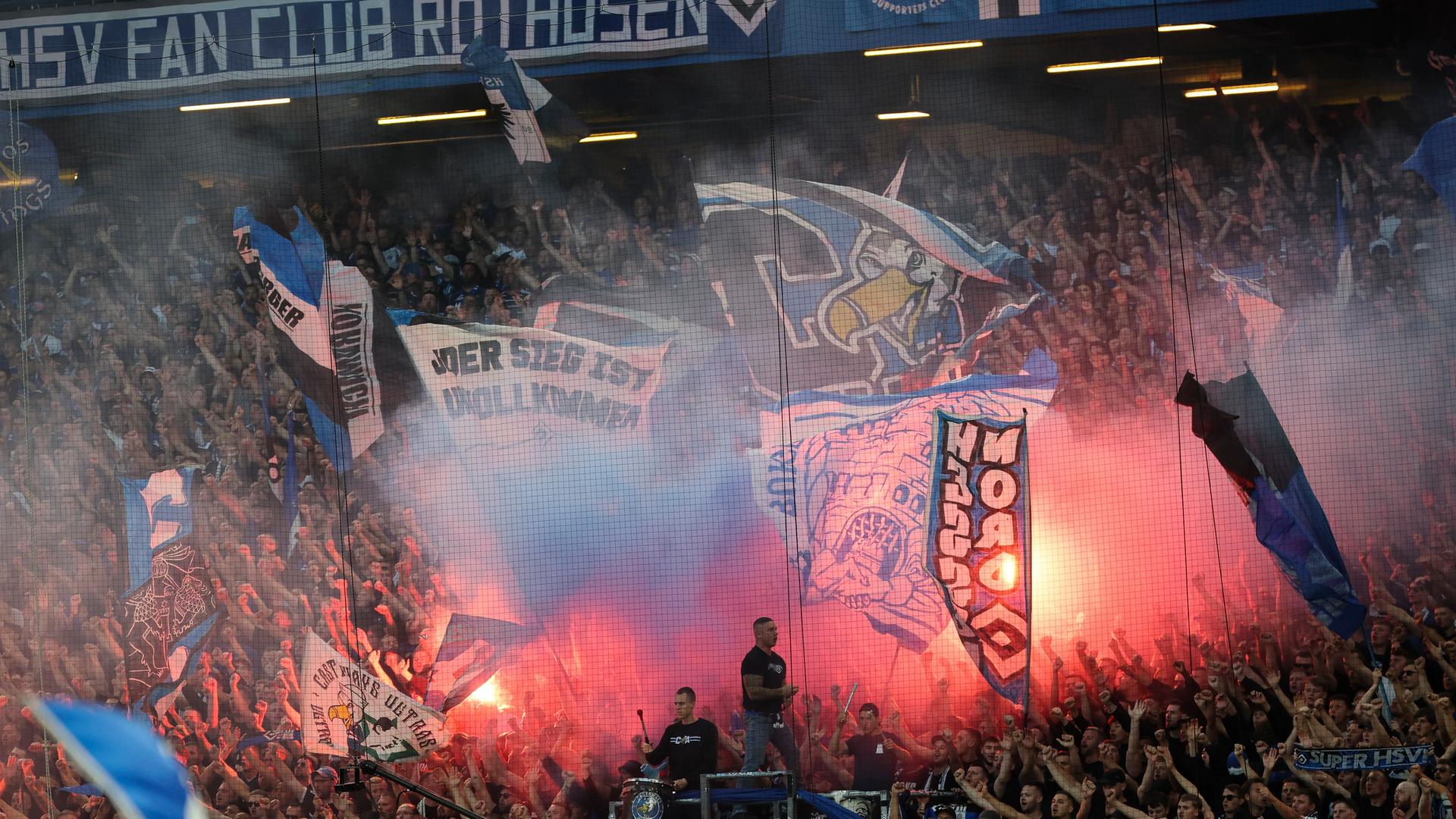 HSV-Fans im Volksparkstadion | dpa/Christian Charisius