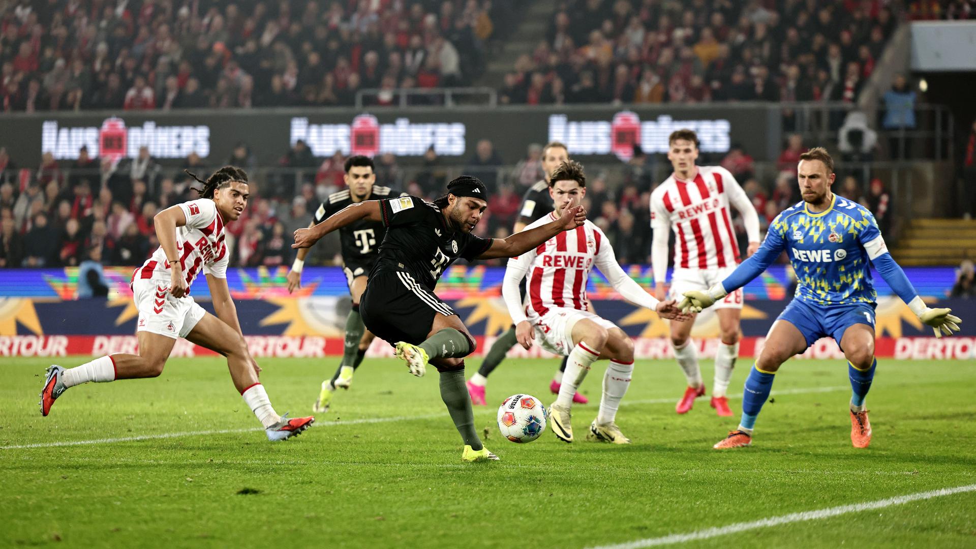 Bayern Münchens Serge Gnabry (v.) überwindet Marvin Schwäbe und trifft zum zwischenzeitlichen 1:1 | Getty Images