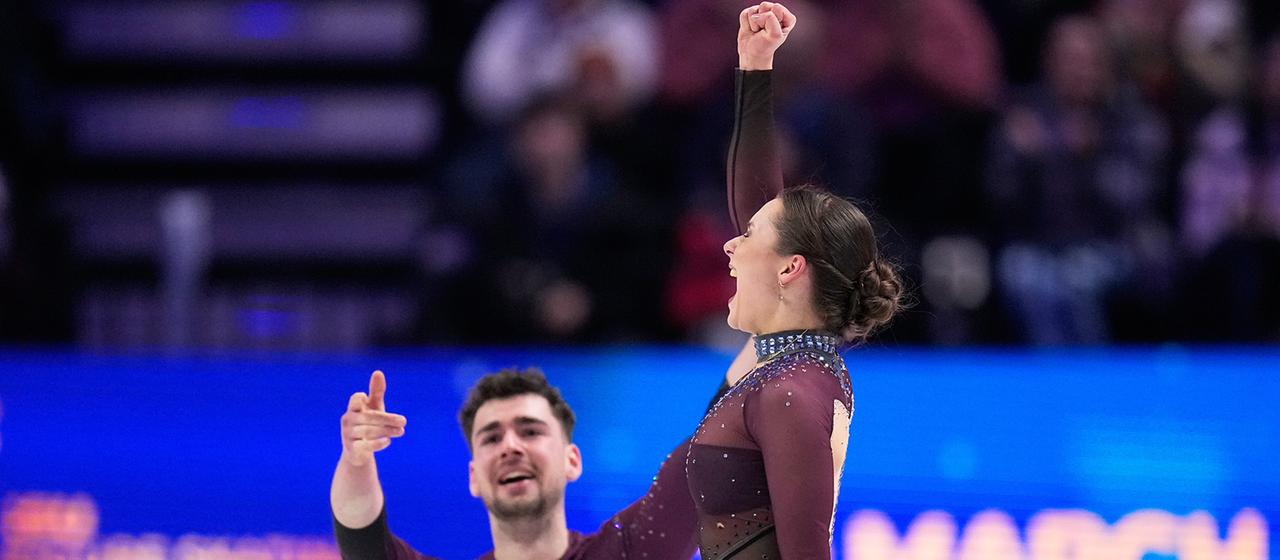 Das Eiskunstlaufpaar Annika Hocke und Robert Kunkel jubelt nach der Kür bei der WM in Prag (Quelle: picture alliance / ASSOCIATED PRESS | Petr David Josek)