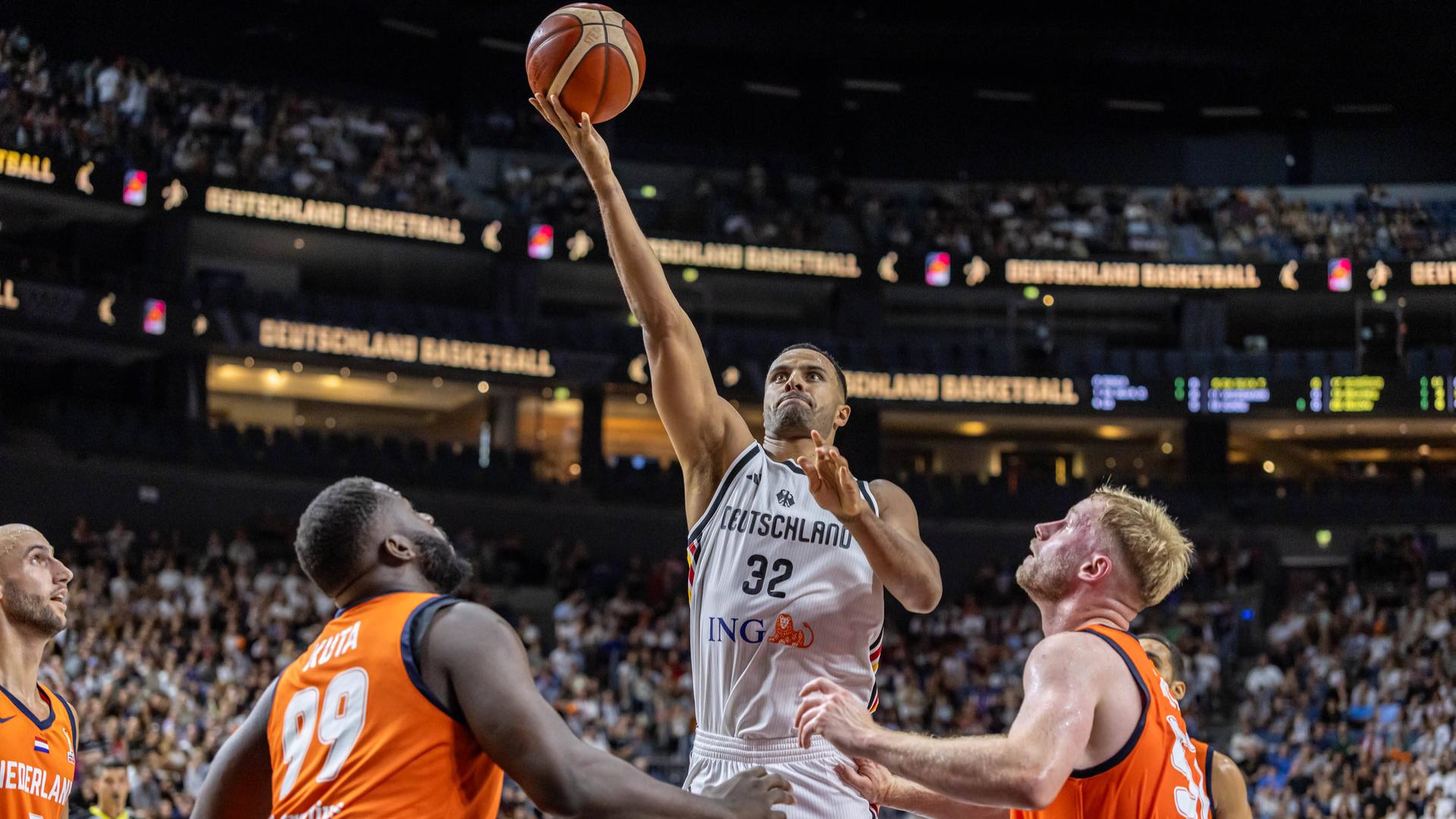 Deutsche Basketballer siegen klar gegen die Niederlande