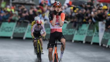 Thymen Arensman gewinnt knapp vor Jonas Vingegaard und Tadej Pogacar