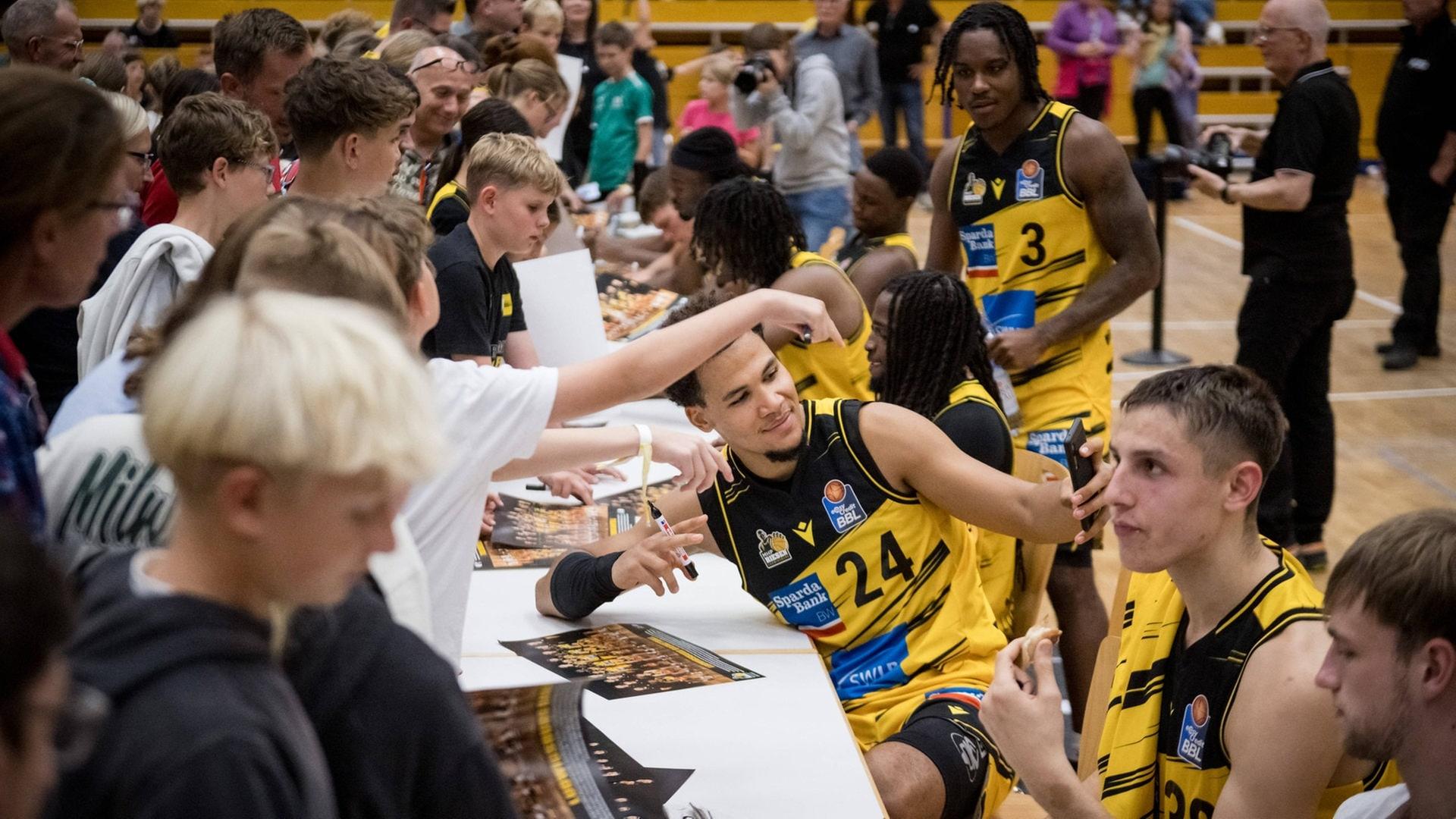 Brandon Tischler mit Fans | IMAGO, Eibner