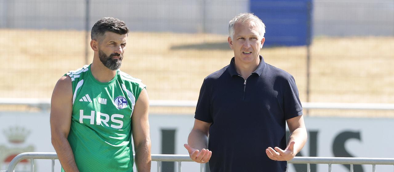 Schalke-Trainer Miron Muslic (l.) spricht mit Vorstandsmitglied Frank Baumann beim Training
