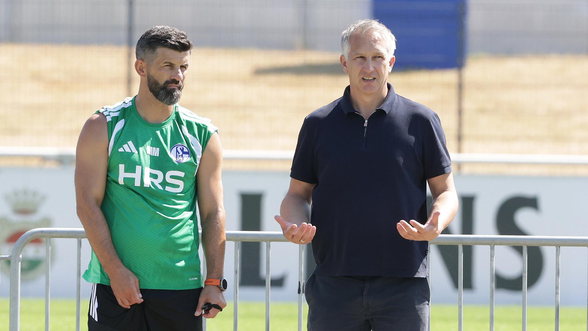 Schalke-Trainer Miron Muslic (l.) spricht mit Vorstandsmitglied Frank Baumann beim Training | Jürgen Fromme /firo Sportphoto