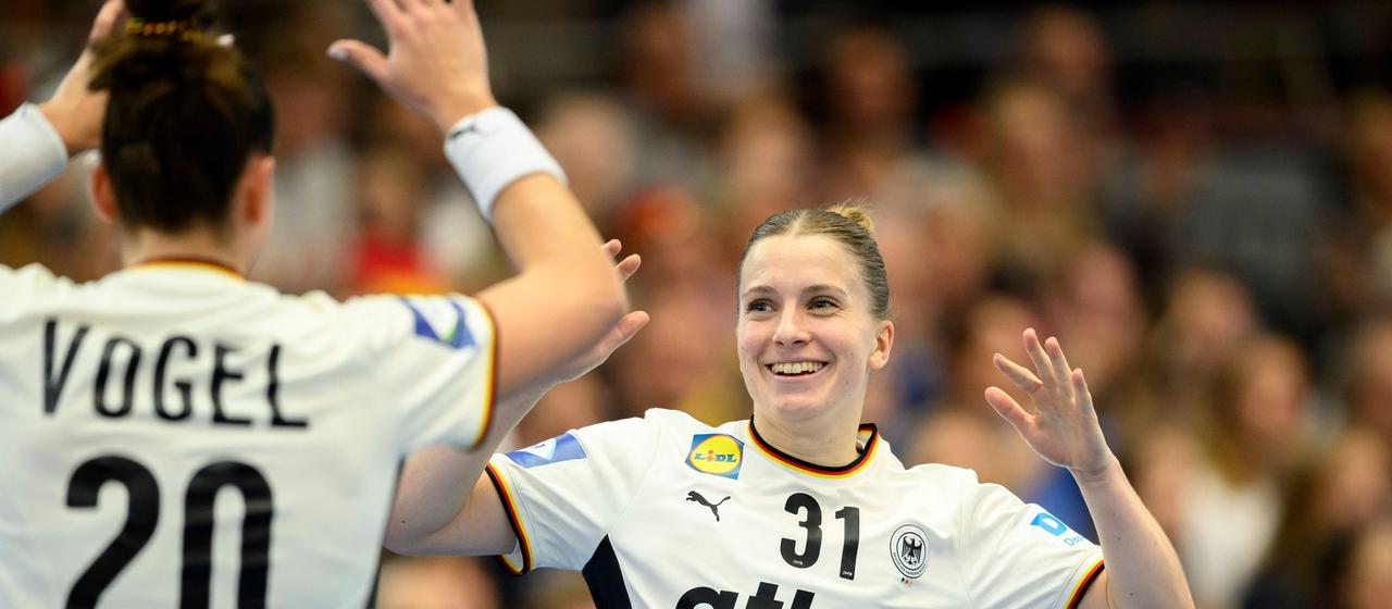 Die deutschen Handballerinnen Alexia Hauf (r.), Emily Vogel