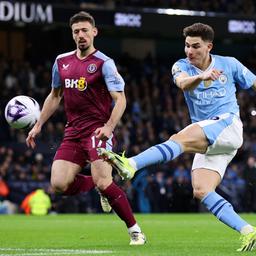Julian Alvarez (Manchester City) wird von Clement Lenglet (Aston Villa) angelaufen