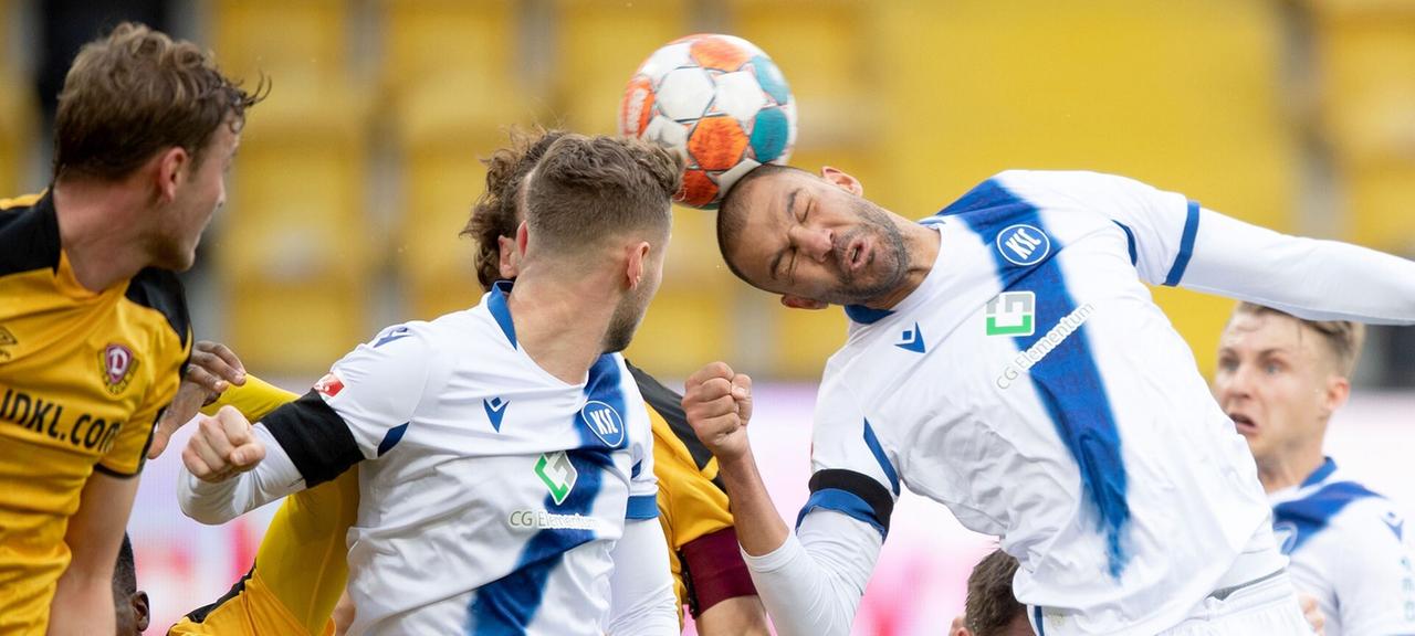 Zwei Fußballer beim Kopfballduell | dpa Zwei Fußballer beim Kopfballduell