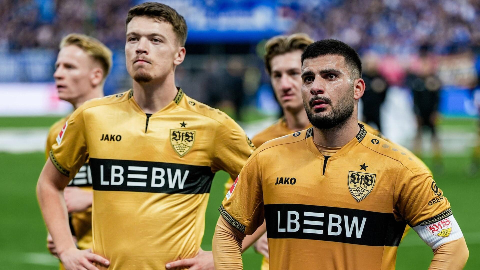 Ein enttäuschter VfB-Stürmer Deniz Undav nach der Niederlage beim HSV.  | IMAGO, IMAGO / STEINSIEK.CH