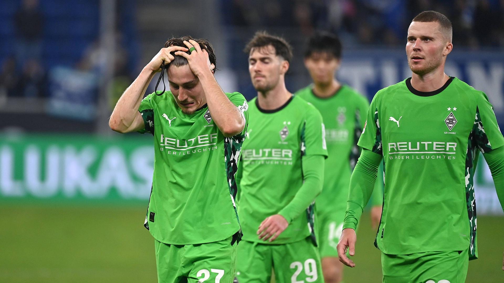 Enttäuscht: Die Spieler von Borussia Mönchengladbach nach dem Spiel gegen die TSG Hoffenheim. | IMAGO / Sven Simon
