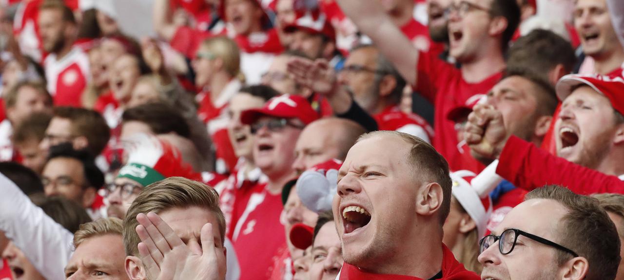 Dänische Fans beim Spiel ihrer Mannschaft gegen Russland | imago Dänische Fans beim Spiel ihrer Mannschaft gegen Russland