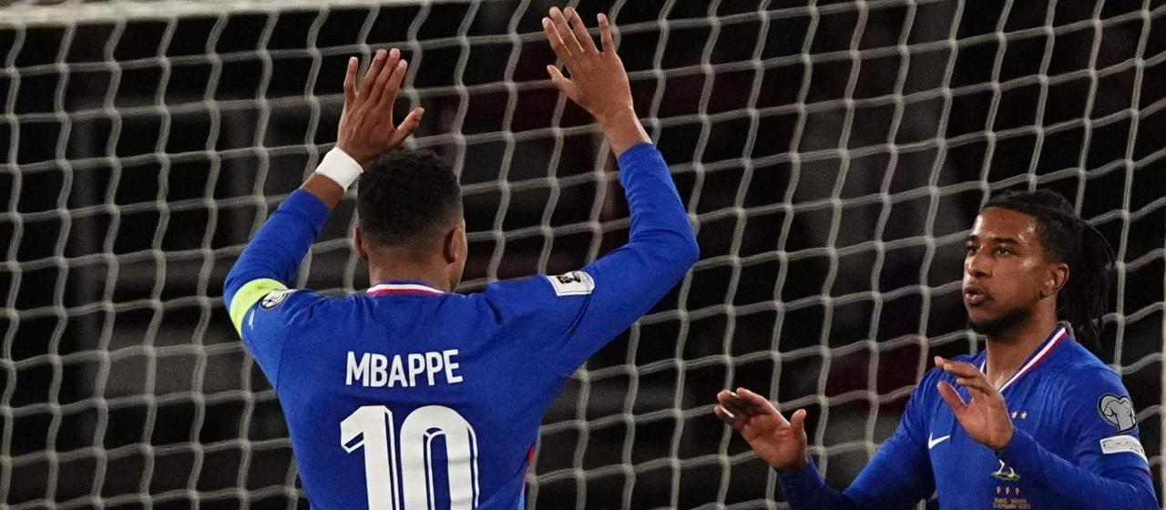 Michael Olise (r.) jubelt mit Kylian Mbappé (l.)