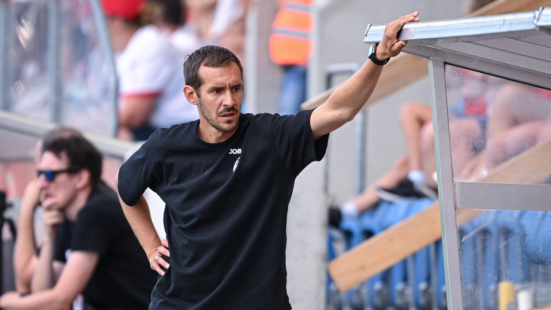 Nach einer erfolgreichen Premieren-Saison hat der SC Freiburg den Vertrag mit Trainer Julian Schuster verlängert.  | IMAGO, IMAGO / Ulmer/Teamfoto