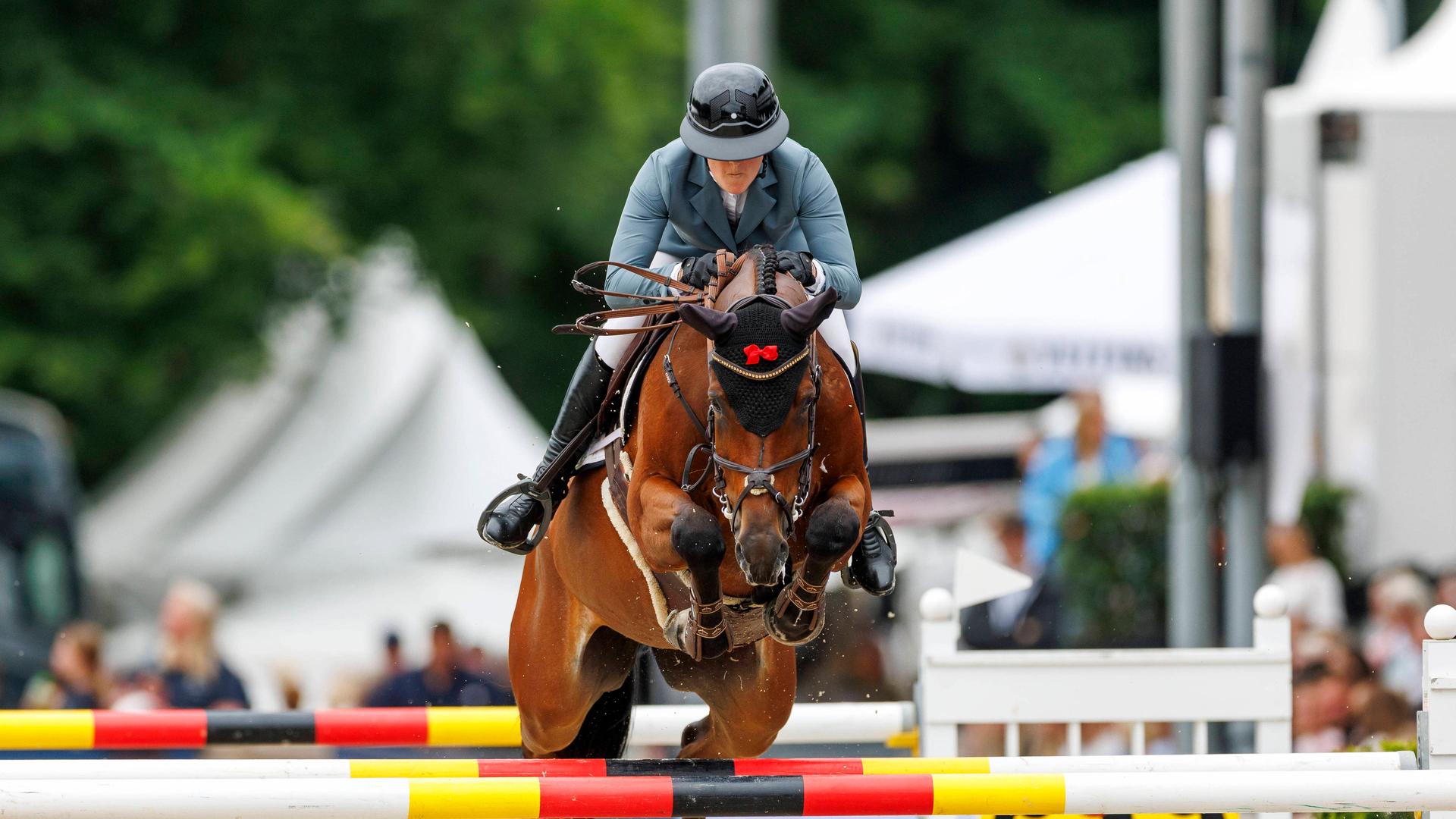 Stephi de Boer bei der deutschen Meisterschaft im Springreiten | IMAGO/Stefan Lafrentz