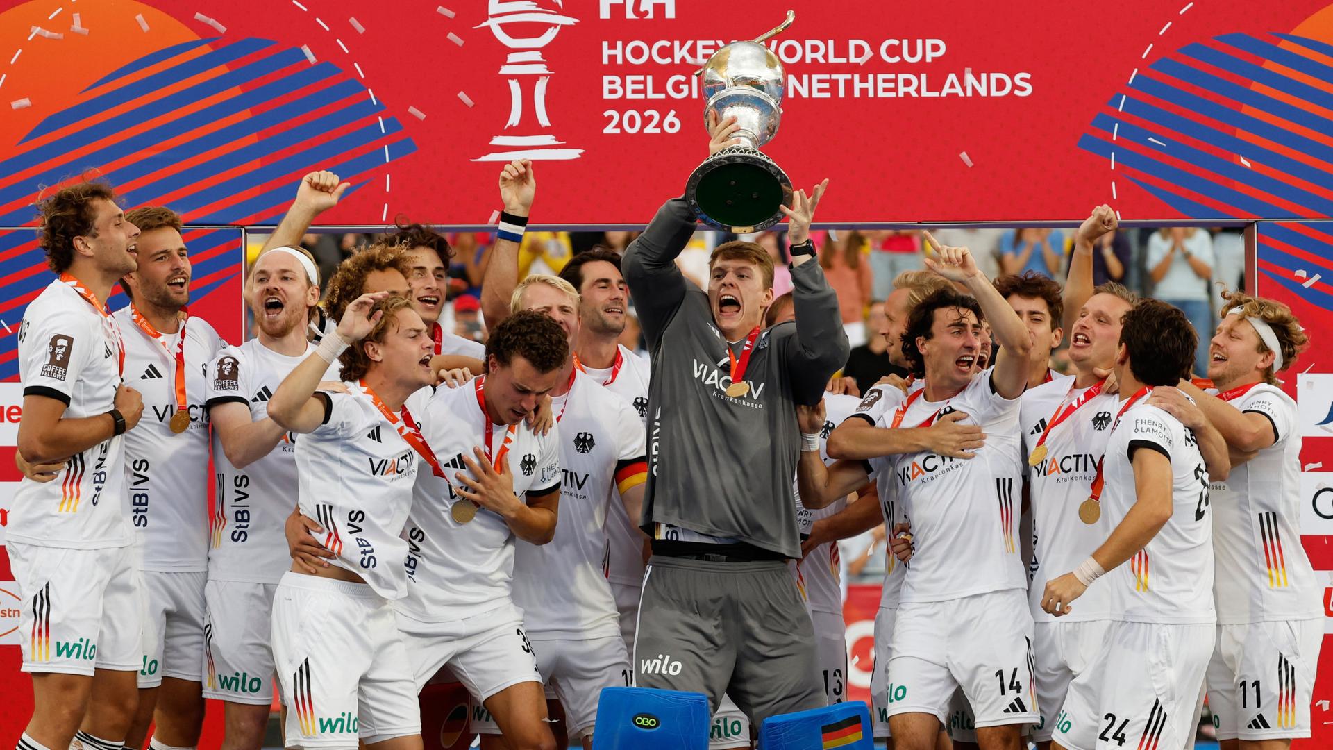 Die deutschen Hockey-MÃ¤nner bei der WM-Siegerehrung 2026 mit WM-Pokal | dpa/Wijngaert