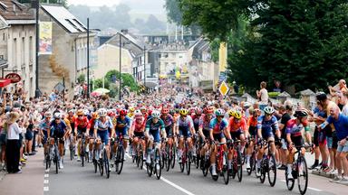 Das Hauptfeld der Tour de France Femmes in Aktion