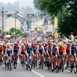 Das Hauptfeld der Tour de France Femmes in Aktion