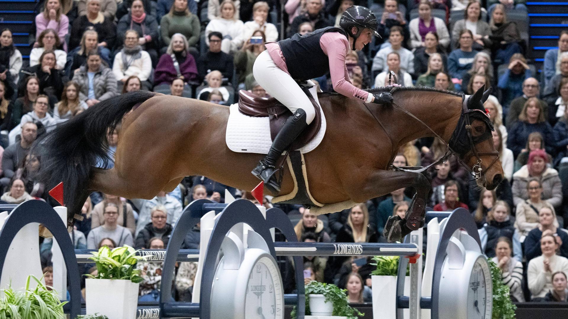 Paula de Boer-Schwarz beim Longines FEI Springreiten Welt-Cup | IMAGO/Lehtikuva