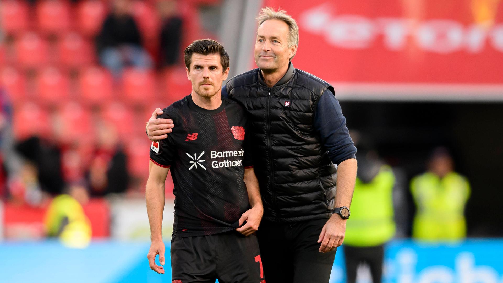 Kasper Hjulmand umarmt Jonas Hofmann | IMAGO/Sven Simon