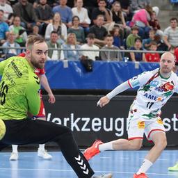 Daniel Pettersson (Magdeburg, 11) wirft