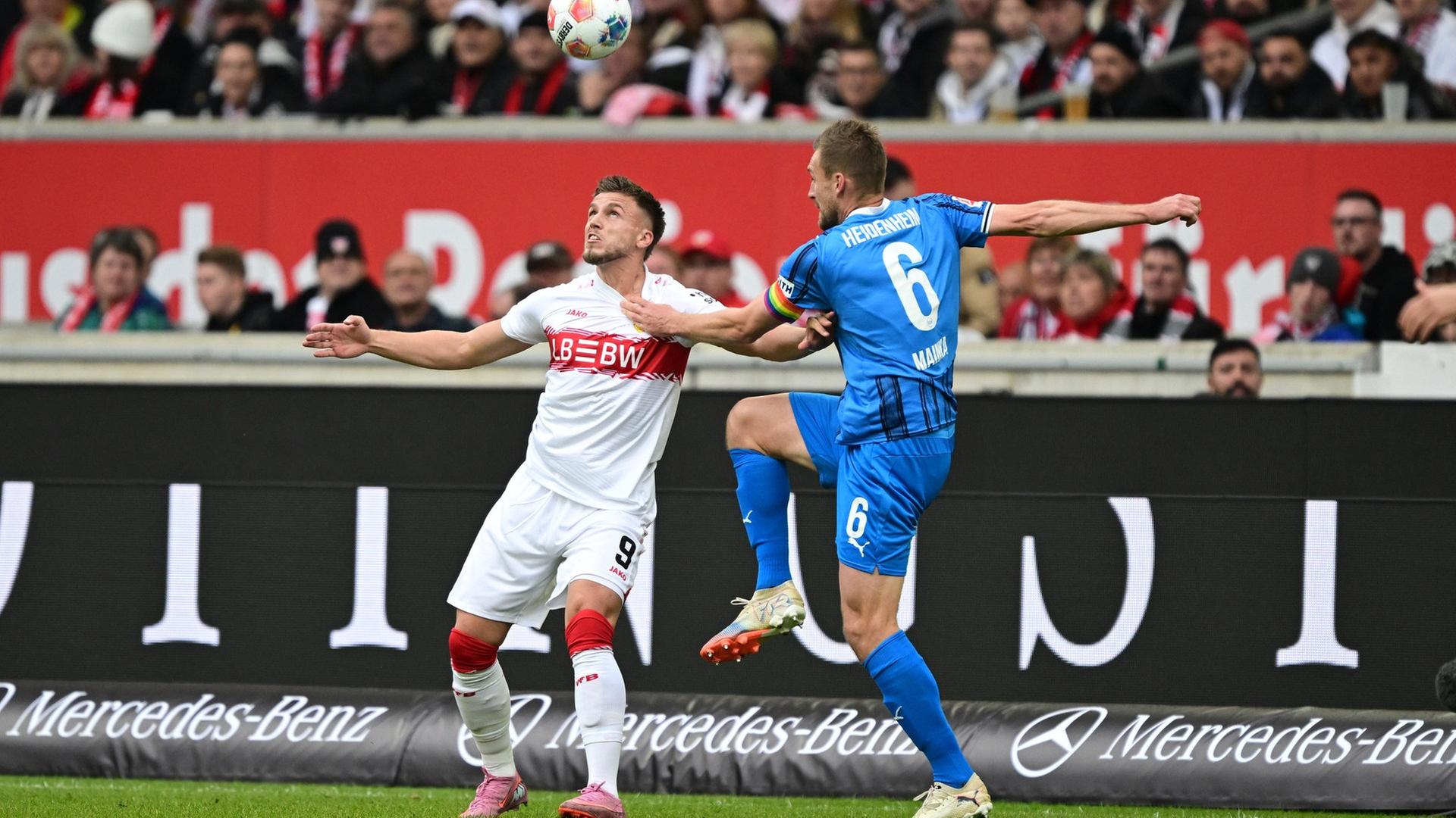 Ermedin Demirovic vom VfB Stuttgart (li.) im Zweikampf mit Patrick Mainka vom 1. FC Heidenheim | picture-alliance / Reportdienste, Picture Alliance
