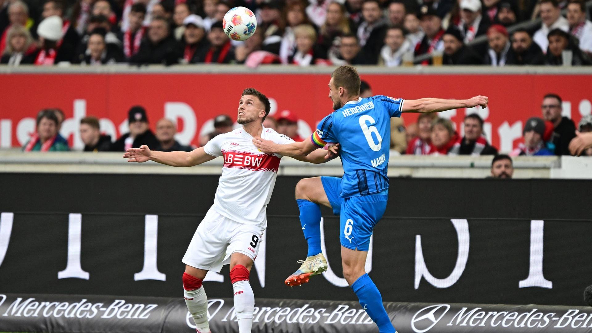Ermedin Demirovic vom VfB Stuttgart (li.) im Zweikampf mit Patrick Mainka vom 1. FC Heidenheim | picture-alliance / Reportdienste, Picture Alliance