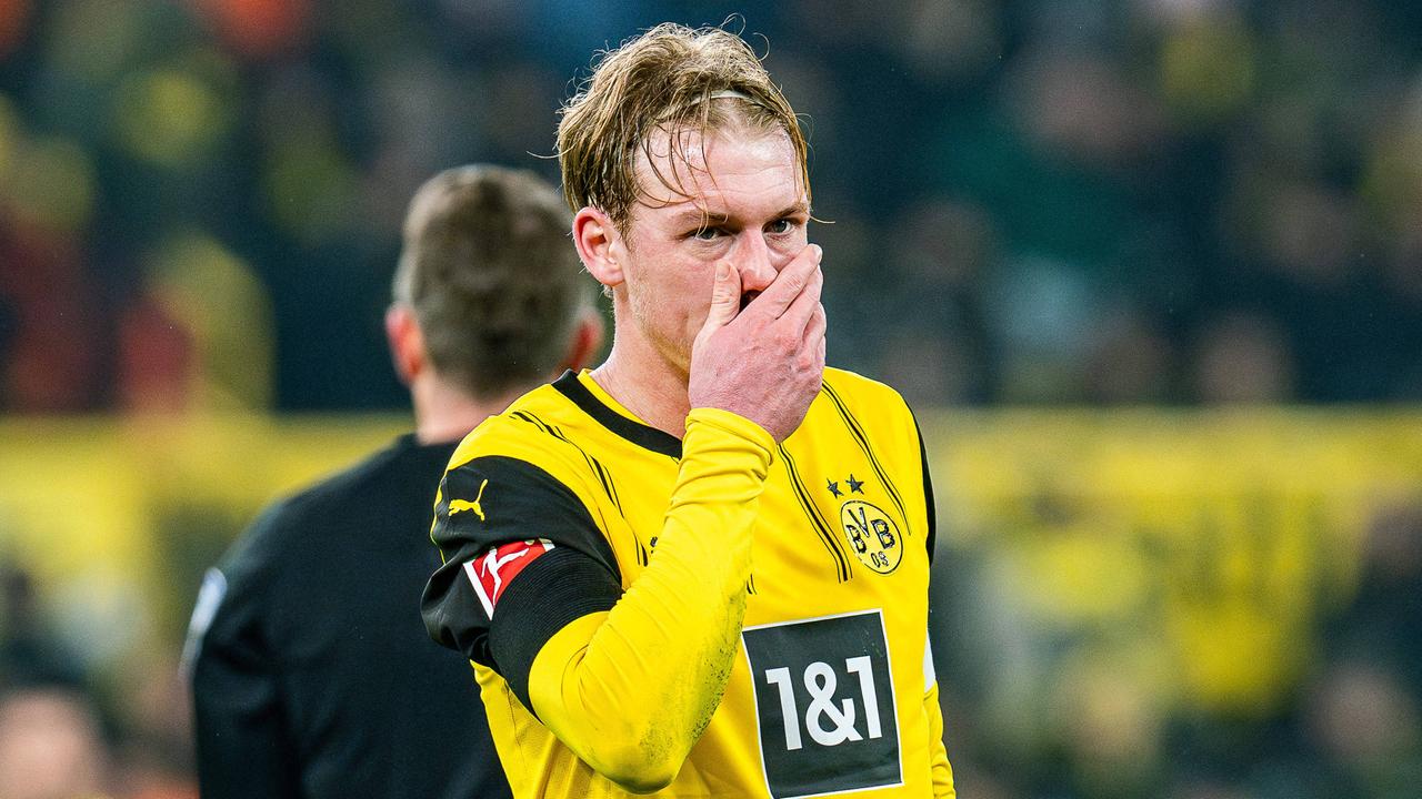 Julian Brandt enttäuscht nach der Niederlage gegen Leverkusen. | IMAGO/Bahho Kara