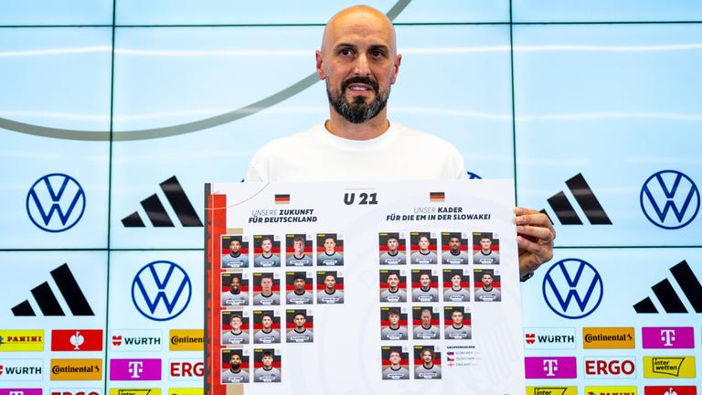 Antonio di Salvo hält ein Plakat mit dem Kader für die U-21-Fußball-Europameisterschaft