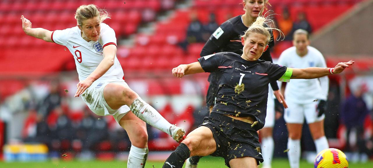 Englands Fußball-Nationalspielerin Ellen White (l.) im WM-Qualifikationsspiel gegen Österreich beim Abschluss | IMAGO / Sports Press Photo Englands Fußball-Nationalspielerin Ellen White (l.) im WM-Qualifikationsspiel gegen Österreich beim Abschluss