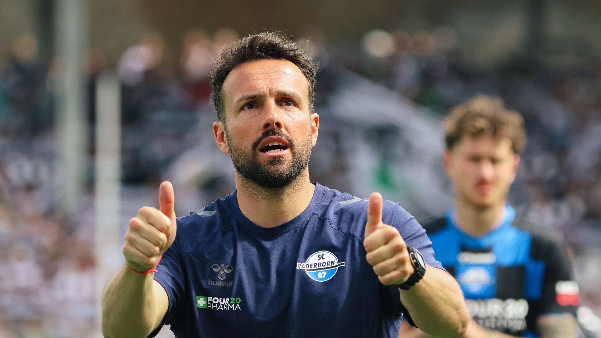 Paderborns Trainer Ralf Kettemann, im Hintergrund Calvin Brackelmann | imago