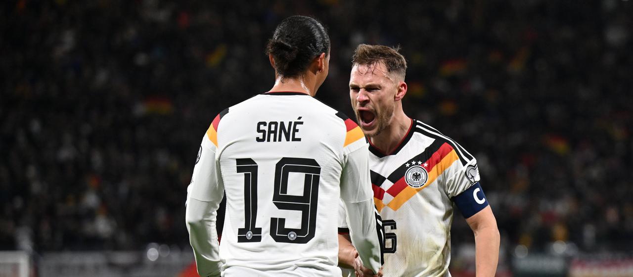 Leroy Sane (l.) und Kimmich bejubeln den Treffer