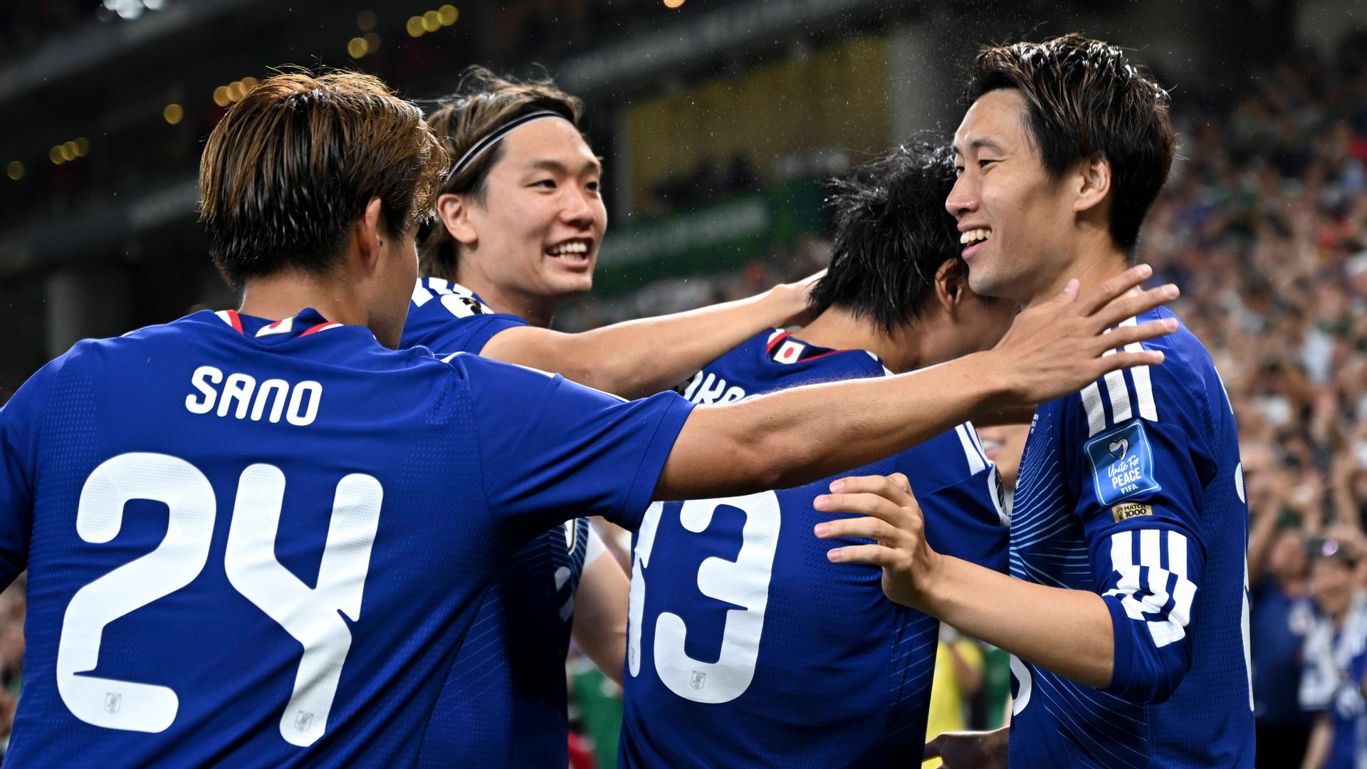 Japans Kamada Daichi (r.) jubelt mit seinen Teamkollegen Ã¼ber sein Tor zum 1:0 gegen Tunesien | IMAGO / Xinhua