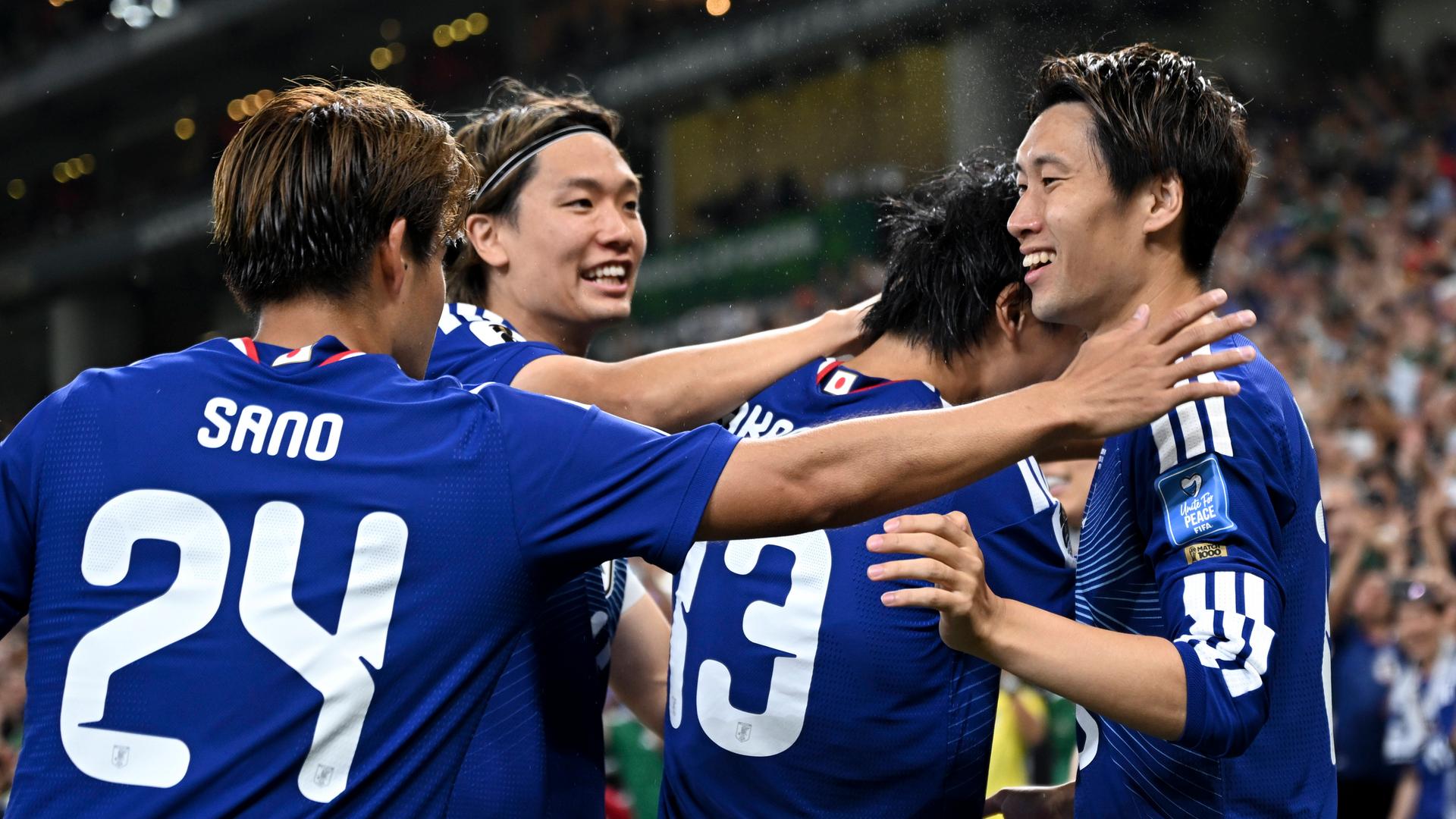 Japans Kamada Daichi (r.) jubelt mit seinen Teamkollegen Ã¼ber sein Tor zum 1:0 gegen Tunesien | IMAGO / Xinhua