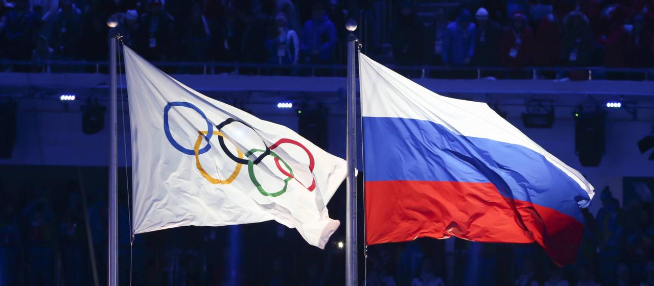 Olympia Flagge neben der Russland Flagge